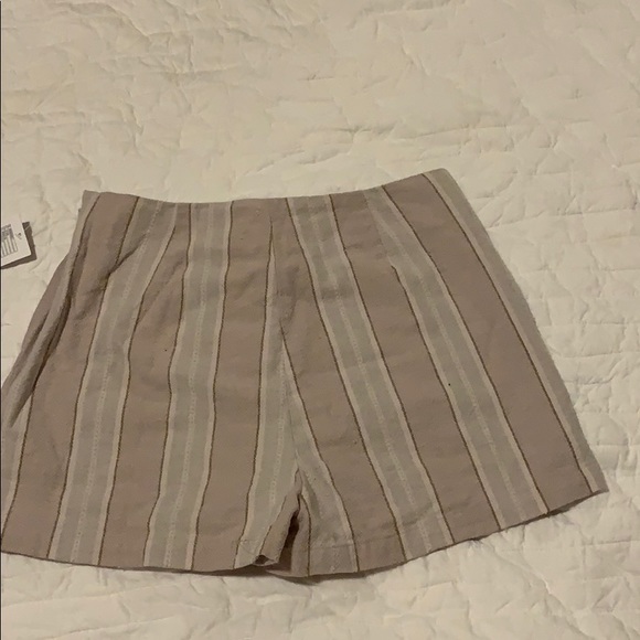 Women’s Urban Outfitters Tie up Shorts - Picture 2 of 3